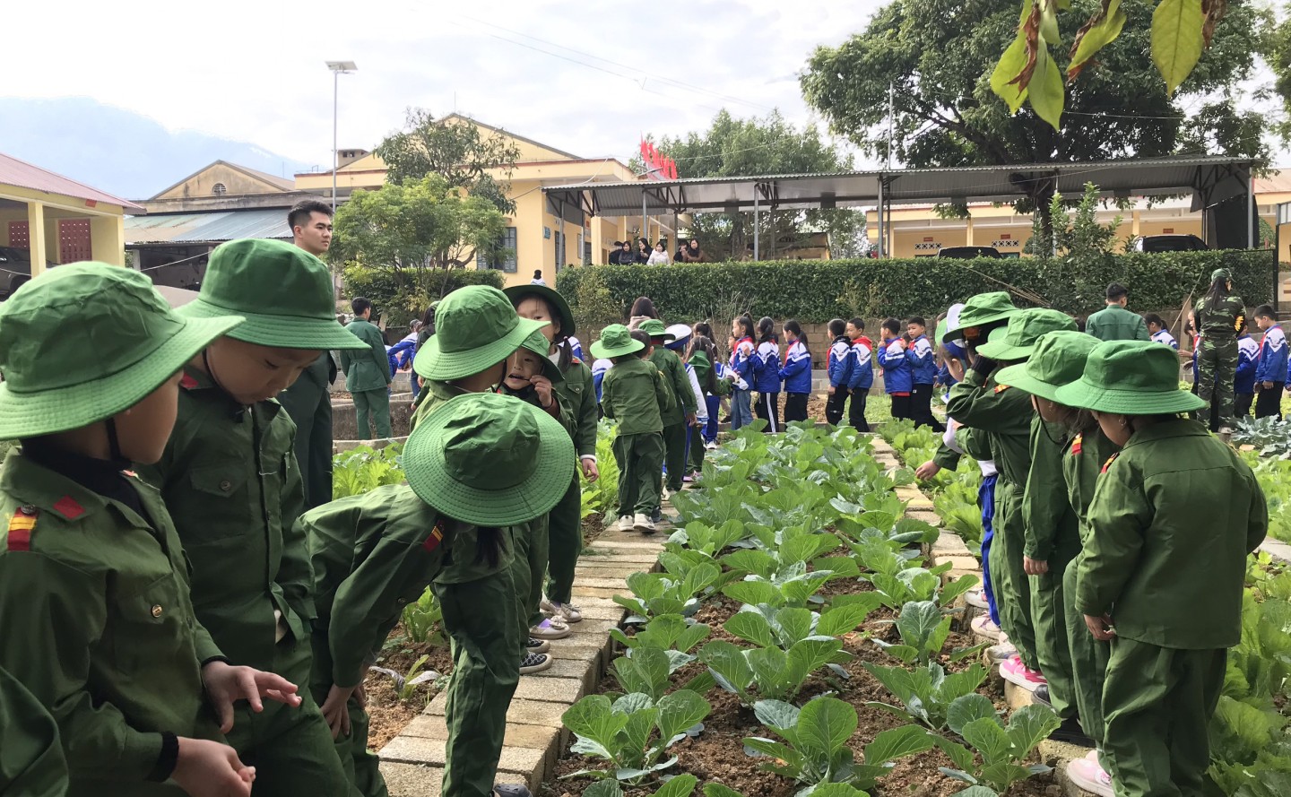 Cùng với đó, các em học sinh rất háo hức khi được tham quan, trải nghiệm khu tăng gia trồng rau của cán bộ, chiến sĩ Đồn Biên phòng Pò Mã.