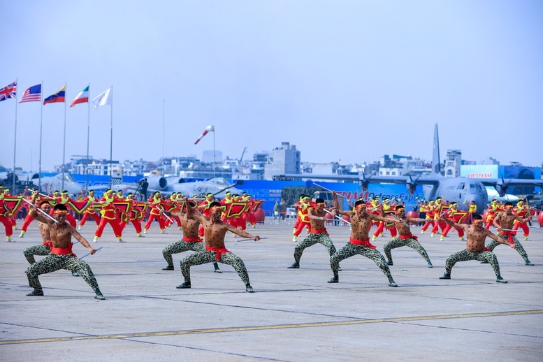 Hơn 2.000 cán bộ, chiến sĩ Quân đội nhân dân Việt Nam tham gia biểu diễn, trình diễn tại lễ khai mạc Triển lãm Quốc phòng quốc tế Việt Nam 2024 - Ảnh: VGP/Nhật Bắc