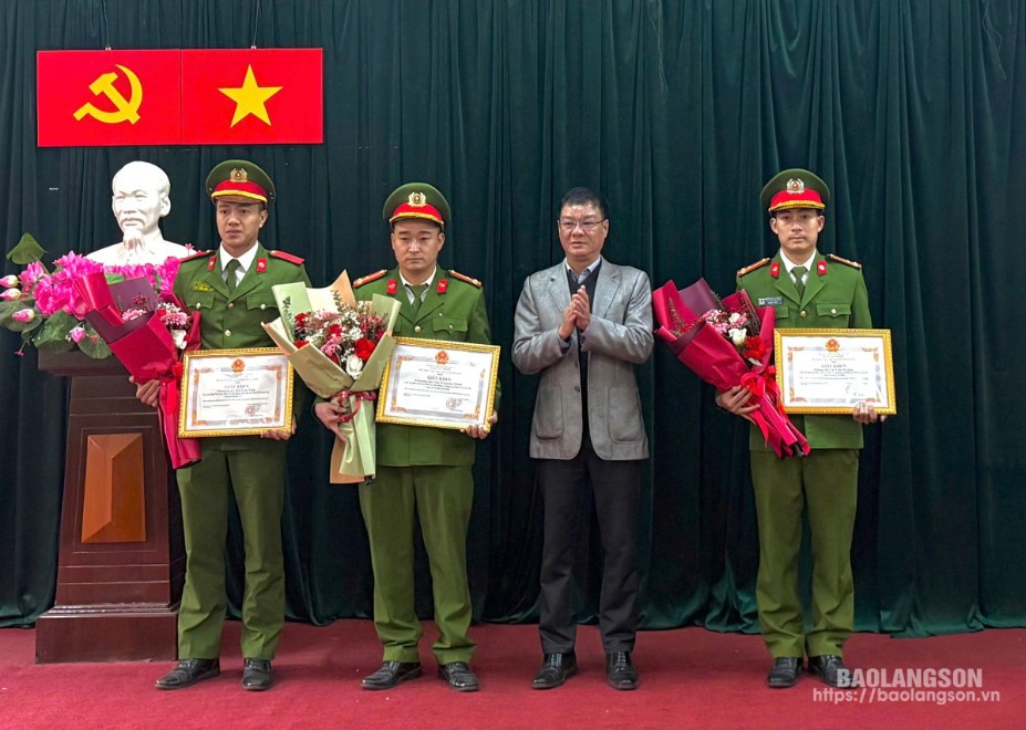 Đồng chí Trịnh Tuấn Đông, Phó Bí thư Huyện ủy, Chủ tịch UBND huyện Lộc Bình trao tặng giấy khen cho các tập thể và cá nhân