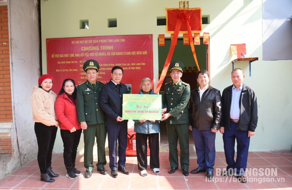 Lãnh đạo Đồn Biên phòng Cửa khẩu Quốc tế Hữu Nghị và Đảng ủy, UBND thị trấn Đồng Đăng trao biểu trưng số tiền hỗ trợ sửa chữa nhà cho gia đình bà Trần Thị Vân