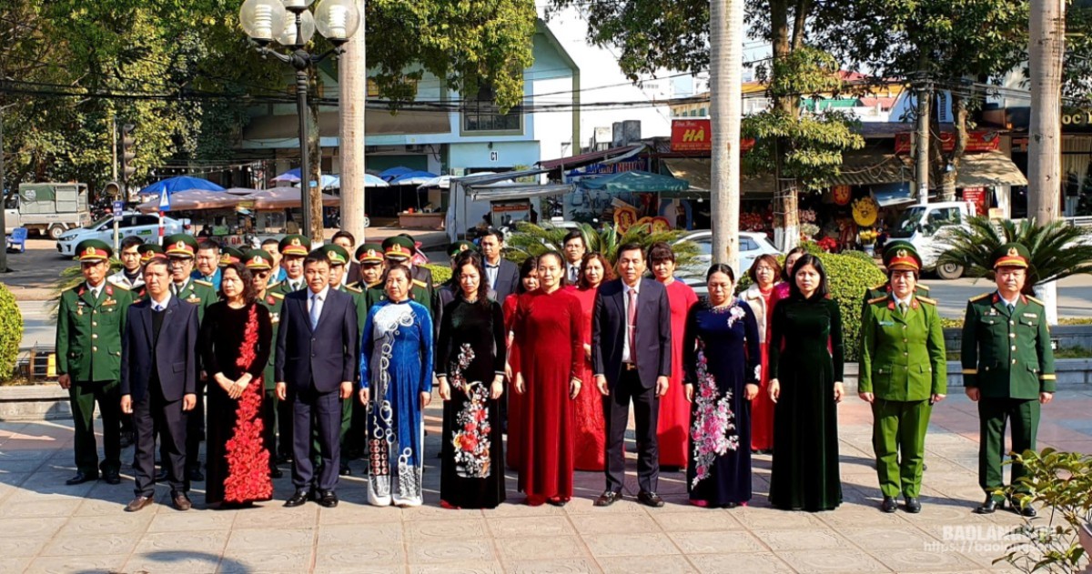 Đoàn đại biểu thành phố làm lễ dâng hương tại khuôn viên lưu niệm Chủ tịch Hồ Chí Minh