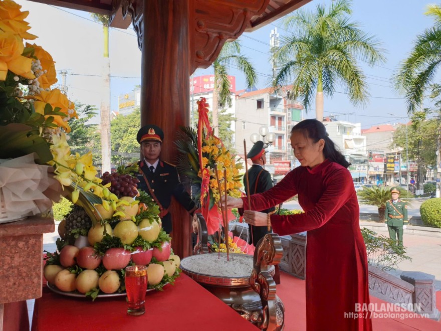 Đồng chí Đoàn Thị Loan, Ủy viên Ban Thường vụ Tỉnh ủy, Bí thư Thành ủy dâng hương tại khuôn viên lưu niệm Chủ tịch Hồ Chí Minh