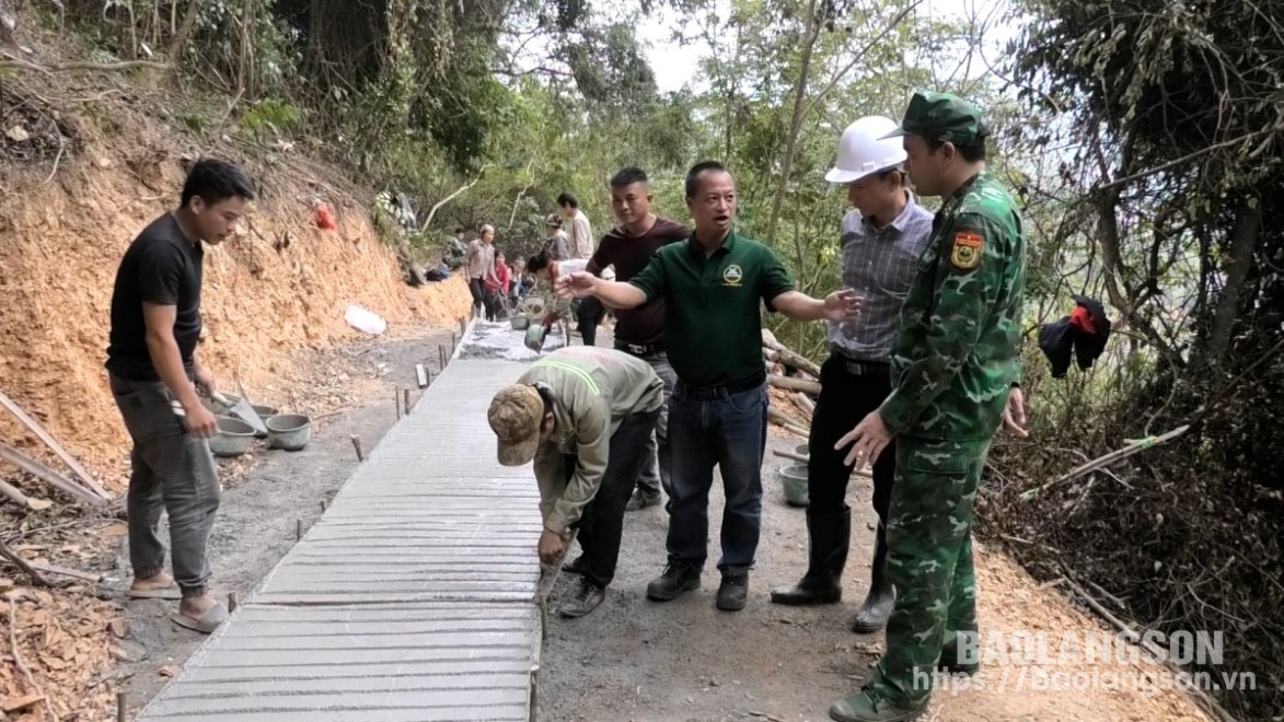 Cán bộ, chiến sĩ Đồn Biên phòng Cửa khẩu Quốc tế Hữu Nghị và người dân thị trấn Đồng Đăng tham gia xây dựng đường kiểm tra cột mốc, bảo vệ biên giới