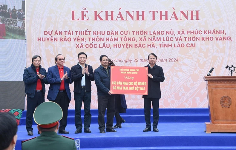 Thủ tướng Phạm Minh Chính trao tặng 150 căn nhà cho các hộ nghèo đang ở nhà tạm, nhà dột nát trên địa bàn tỉnh Lào Cai.