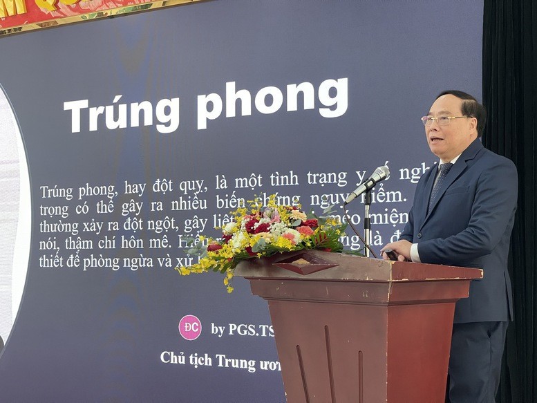 TTND.PGS.TS Đậu Xuân Cảnh, Chủ tịch Hội Đông y Việt Nam báo cáo tại Hội nghị - Ảnh: VGP/HM