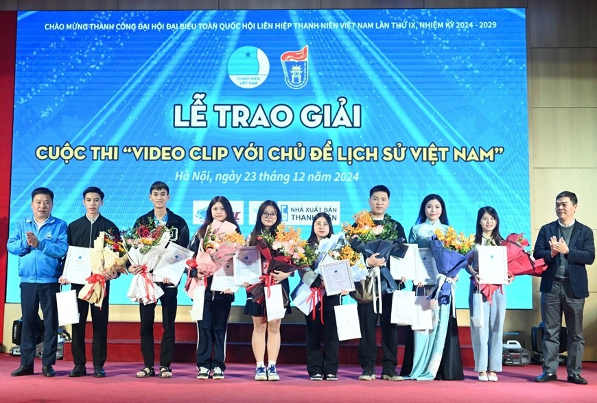 Đại diện Ban tổ chức trao thưởng tặng các tác giả đoạt giải Cuộc thi video clip với chủ đề “Lịch sử Việt Nam”. Ảnh: BẢO ANH