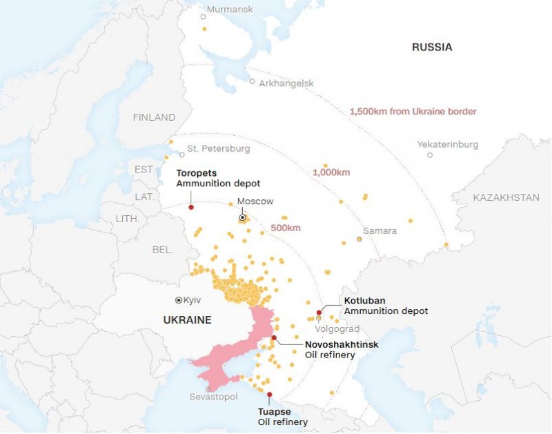 Đồ họa chiến sự Nga-Ukraine, trong đó, các chấm vàng là các vị trí nằm trên lãnh thổ Nga mà Ukraine từng tuyên bố tấn công. Đồ họa: CNN