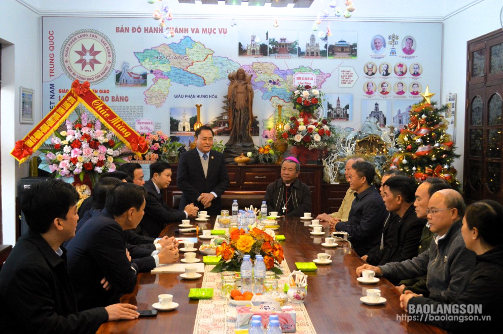 Đồng chí Hồ Tiến Thiệu, Phó Bí thư Tỉnh ủy, Chủ tịch UBND tỉnh phát biểu, chúc mừng Tòa Giám mục Giáo phận Lạng Sơn – Cao Bằng nhân dịp Lễ Giáng sinh năm 2024