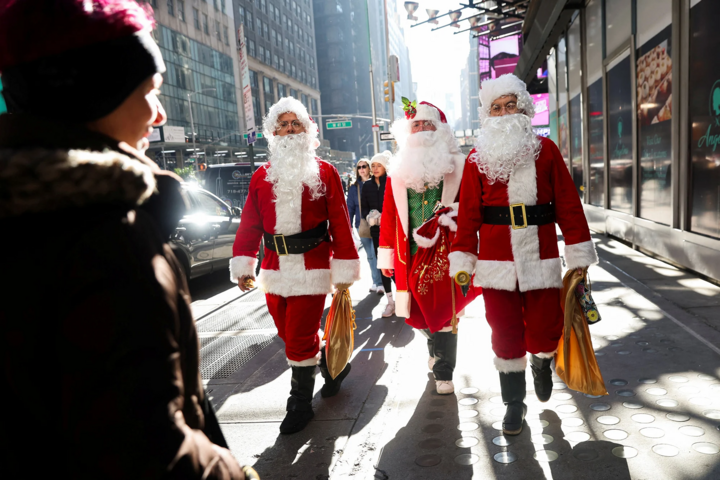 Người mặc bộ ông già Noel ở New York, Mỹ. (Ảnh: CNN)