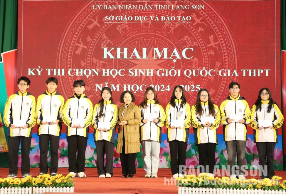 Lãnh đạo Hội Khuyến học tỉnh tặng quà khích lệ thí sinh trước khi bước vào kỳ thi