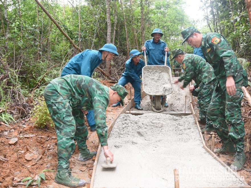 Cán bộ, chiến sĩ Đồn Biên phòng Na Hình và lực lượng dân quân xã Thanh Long xây dựng đường kiểm tra cột mốc, bảo vệ biên giới