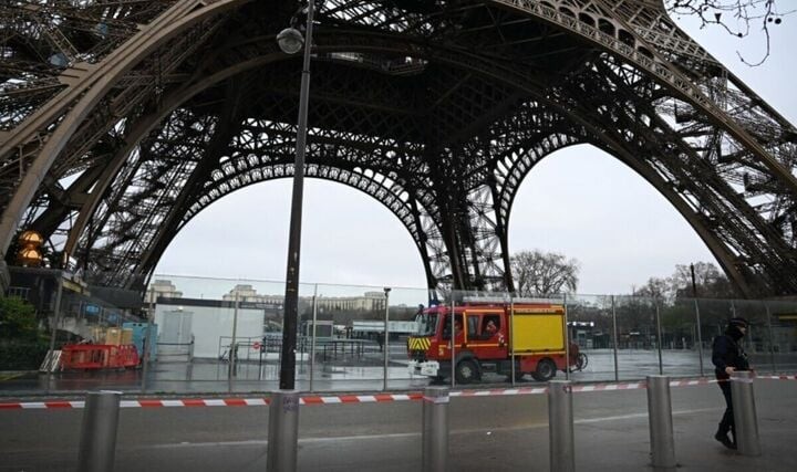 Hàng rào an ninh được thiết lập xung quanh chân tháp Eiffel sau khi có báo động cháy ngày 24/12. (Ảnh: Getty)