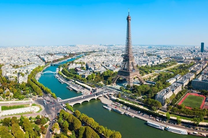 Nếu tính cả cột ăng-ten trên đỉnh thì tháp Eiffel cao đến 324m.