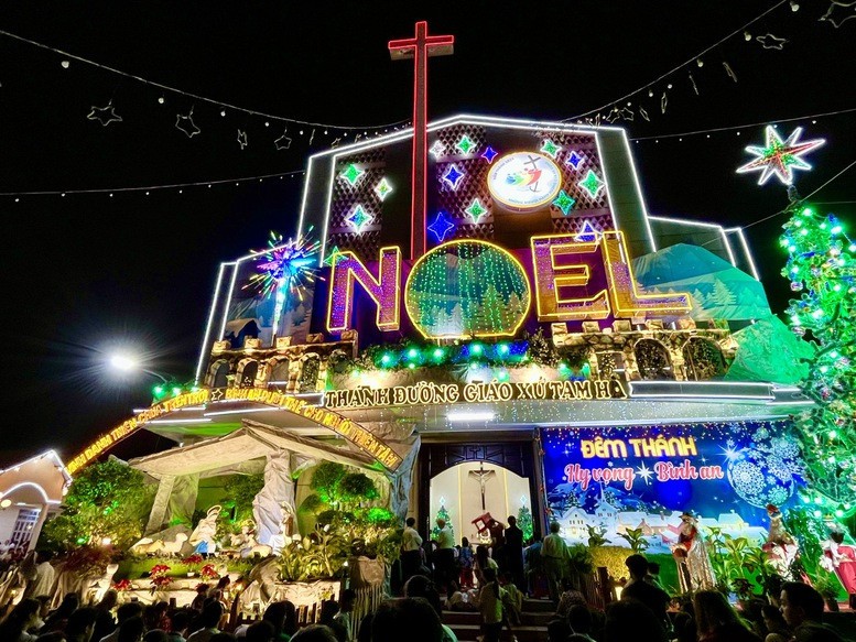 Nhà thờ Giáo xứ Tam Hà (phường Tam Phú. TP. Thủ Đức) cũng rất đông người đến đóng Giáng sinh - Ảnh: VGP/Anh Lê