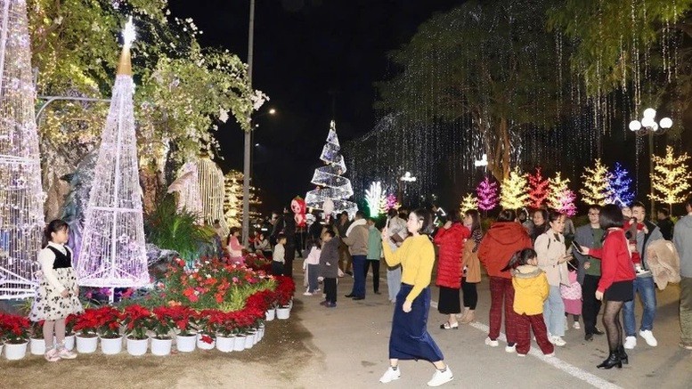 Đêm giáng sinh, trên những tuyến đường, ngõ xóm, các khu điểm du lịch tại Ninh Bình đều được trang hoàng lộng lẫy, khoác lên vẻ vui tươi, rộn ràng - Ảnh: Báo Nhân dân
