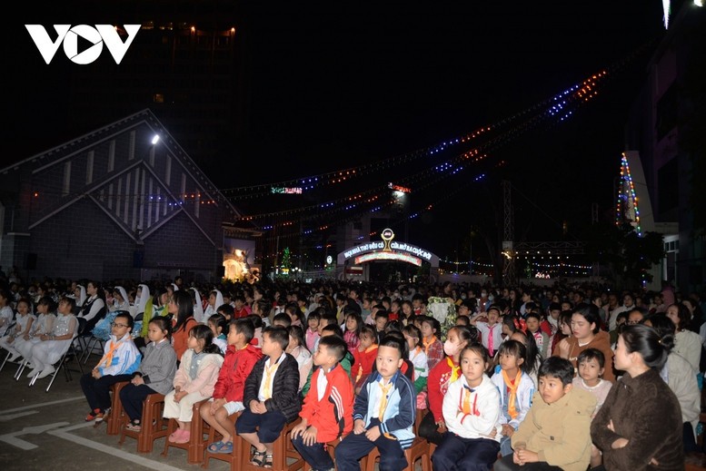 Rất đông người dân đến làm lễ tại Nhà thờ Chánh tòa Buôn Ma Thuột