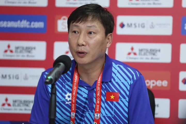 Huấn luyện viên Kim Sang-sik thận trọng trước trận bán kết lượt đi AFF Cup 2024 (ASEAN Cup) giữa đội tuyển Việt Nam và Singapore.