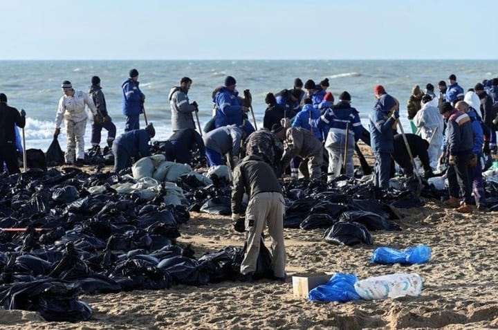 Nga khắc phục sự cố tràn dầu nghiêm trọng trên biển Đen. (Ảnh: Reuters)