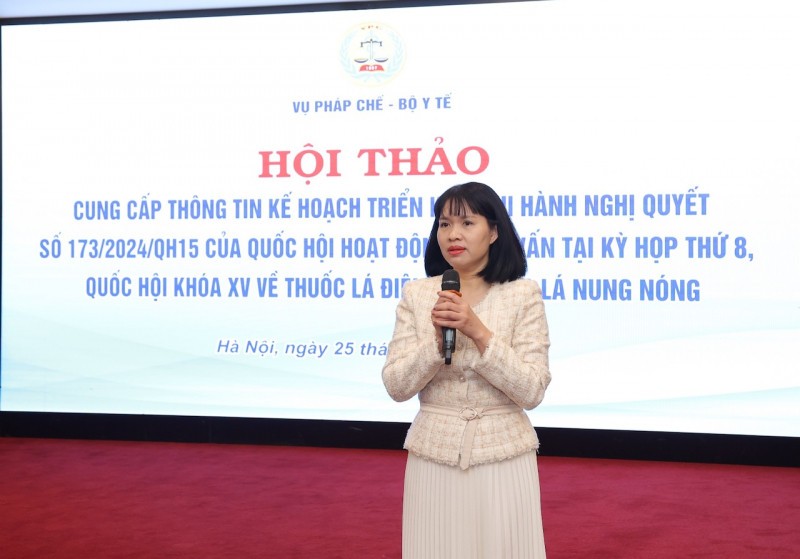 Bà Đinh Thị Thu Thuỷ, Phó Vụ trưởng Vụ Pháp chế (Bộ Y tế) chia sẻ tại hội thảo.