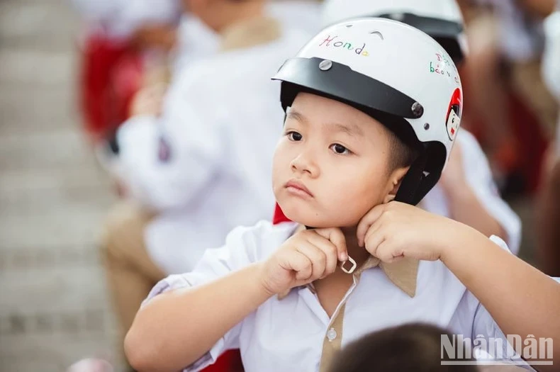 Chương trình trao tặng mũ bảo hiểm cho học sinh lớp 1 (năm học 2024-2025) trên toàn quốc dành hơn 1,7 triệu mũ bảo hiểm cho các em. (Ảnh: nhandan.vn)