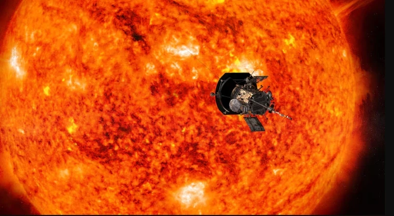 Mô phỏng hình ảnh tàu vũ trụ Parker Solar Probe bay vào bầu khí quyển bên ngoài của Mặt trời. (Nguồn: NASA/Reuters)