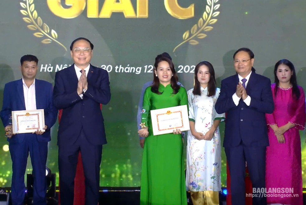 Tác giả Nông Hồng Ngọc (áo xanh), Đài Phát thanh - Truyền hình tỉnh nhận giải C Giải báo chí tài nguyên môi trường lần VII