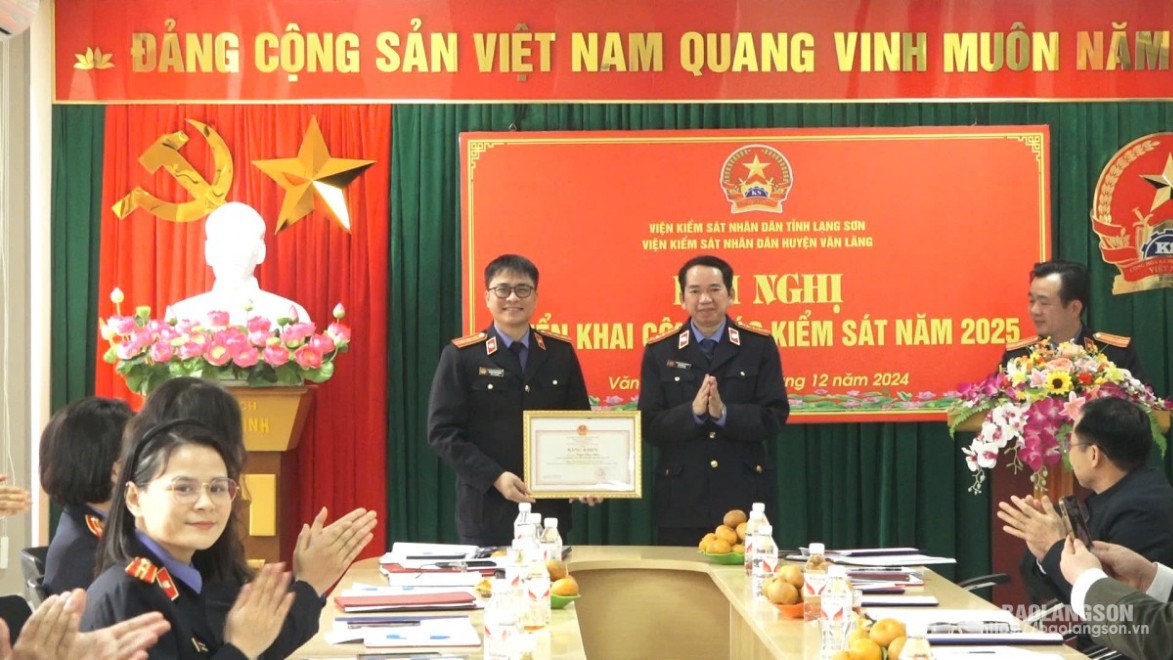 Lãnh đạo Viện Kiểm sát nhân dân tỉnh trao bằng khen của Viện trưởng Viện Kiểm sát nhân dân tối cao cho 1 cá nhân