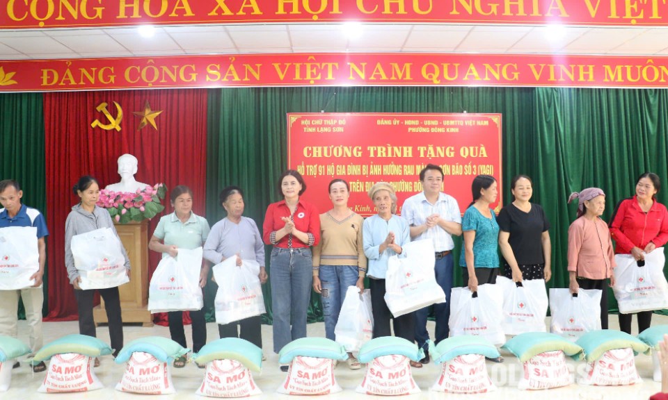 tặng 70 suất quà cho người dân bị ảnh hưởng rau màu do bão số 3 tại phường Đông Kinh, thành phố Lạng Sơn