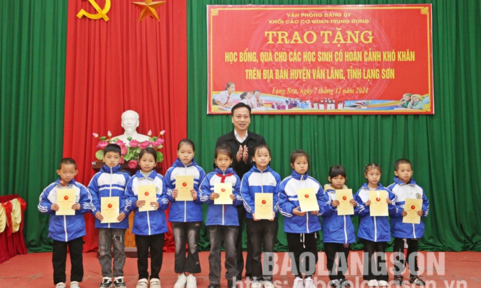 Đảng ủy khối các cơ quan trung ương: Tặng quà học sinh có hoàn cảnh khó khăn tại huyện Văn Lãng