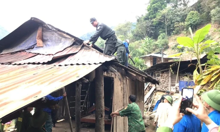 Công an Lai Châu giúp dân xóa nhà tạm, dột nát