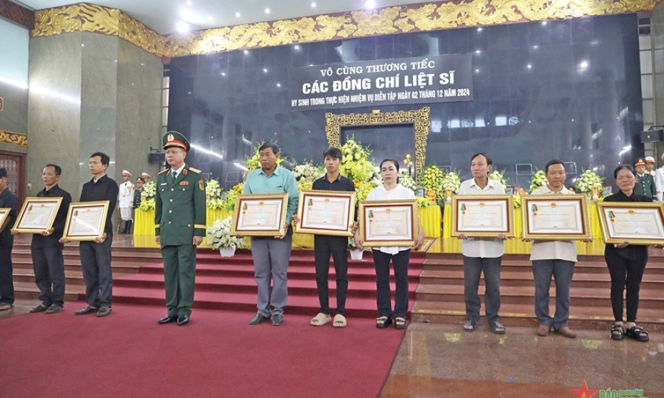 Truy tặng Huân chương Bảo vệ Tổ quốc, Bằng "Tổ quốc ghi công", Huy hiệu "Tuổi trẻ dũng cảm" đối với 12