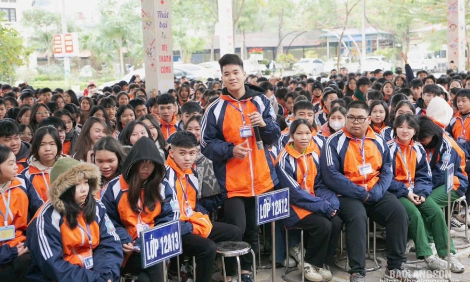 Hơn 1.000 học sinh được tuyên truyền về Ngày thành lập Quân đội nhân dân Việt Nam và Ngày hội Quốc phòng toàn dân