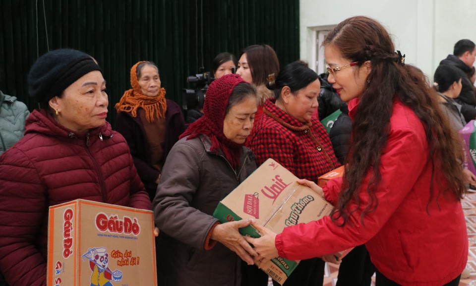 Hội Chữ thập đỏ tỉnh phối hợp trao hỗ trợ cho người dân bị ảnh hưởng do bão số 3 tại thị trấn Thất Khê