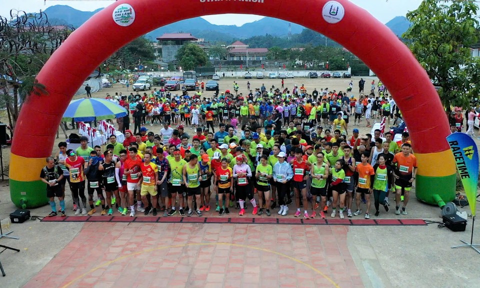 Hơn 680 vận động viên tham gia giải chạy bán marathon “Hào khí Chi Lăng”