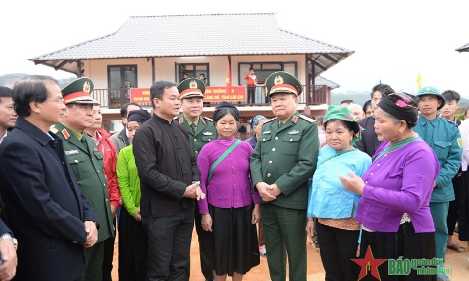 Đoàn công tác Quân ủy Trung ương, Bộ Quốc phòng bàn giao, tặng quà nhân dân thôn Làng Nủ