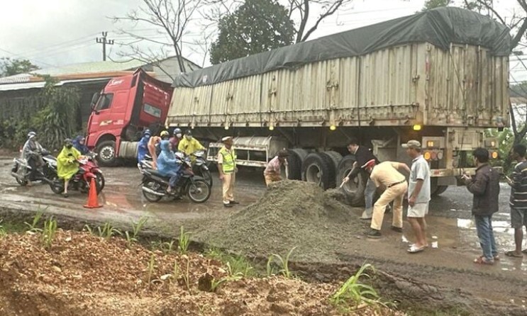 Loạt tuyến quốc lộ ở Quảng Nam sạt lở, ngập sâu sau mưa lớn kéo dài