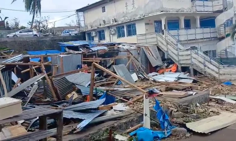 Lực lượng cứu hộ Mayotte, Pháp, khẩn trương tìm người sống sót và cứu trợ sau bão Chido