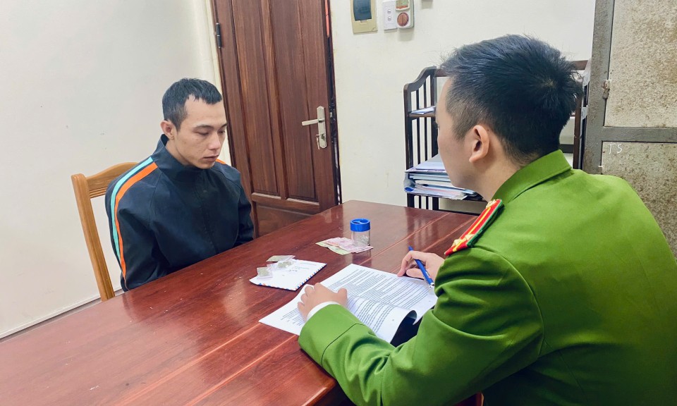 Công an thành phố Lạng Sơn tạm giữ đối tượng mua bán và trồng trái phép cây cần sa