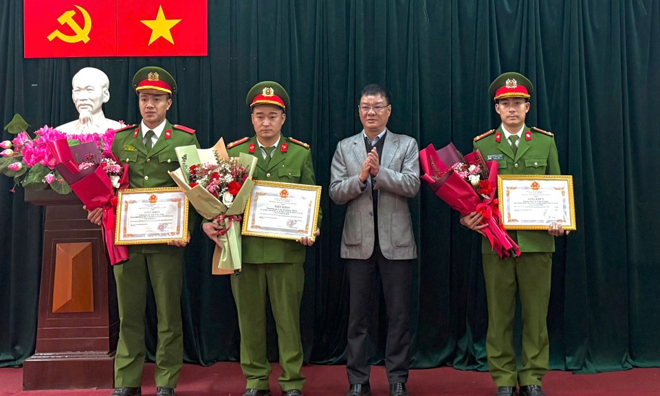 Lãnh đạo huyện Lộc Bình khen thưởng đột xuất tập thể, cá nhân bắt đối tượng mua bán trái phép ma tuý