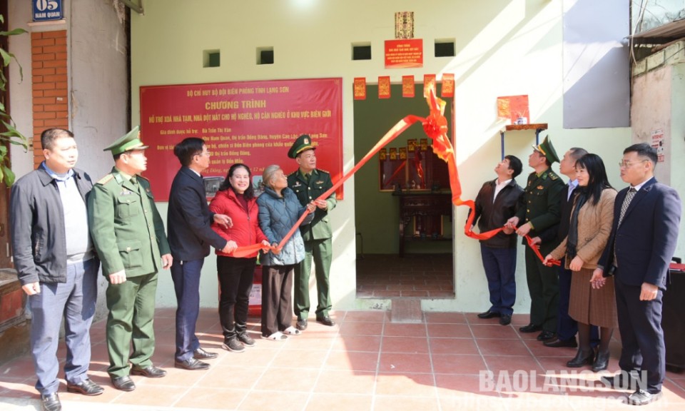 Đồn Biên phòng Cửa khẩu Quốc tế Hữu Nghị khánh thành nhà cho gia đình có hoàn cảnh khó khăn