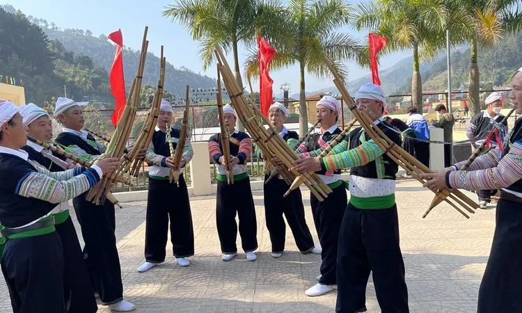 Khai mạc Festival Khèn H’Mông, lễ hội hoa Tớ dày Mù Cang Chải