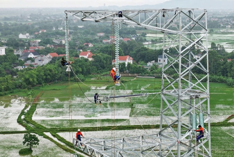 Thi công đường dây 500kV mạch 3. Ảnh: TUẤN HUY 