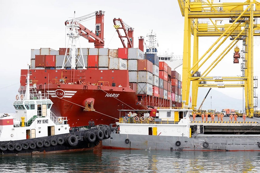 Hoạt động bốc dỡ hàng hóa từ một tàu container đậu tại cảng Tiên Sa, TP Đà Nẵng, Việt Nam. Ảnh: Reuters