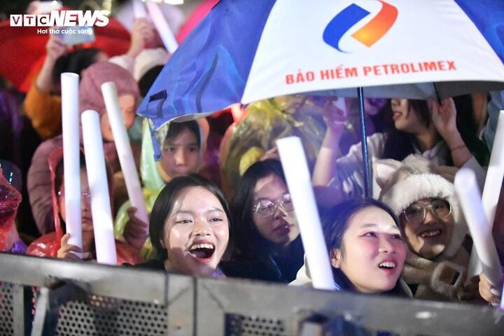 Quảng trường Nguyễn Tất Thành nóng lên nhờ các bạn trẻ reo hò, hát cùng ca sĩ thần tượng.