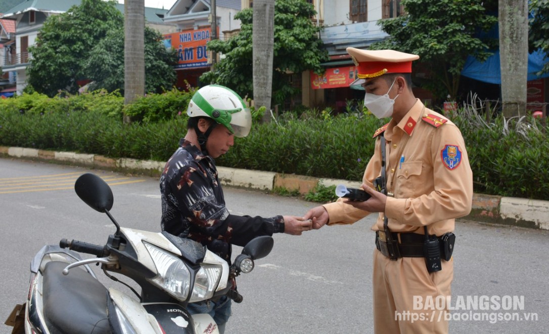 Cán bộ Đội CSGT - TT, Công an huyện Văn Quan kiểm tra hành chính người tham gia giao thông trên tuyến Quốc lộ 1B, đoạn qua địa bàn thị trấn Văn Quan, huyện Văn Quan