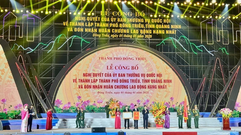 Phó Chủ tịch Quốc hội Nguyễn Thị Thanh đã trao Huân chương Lao động hạng Nhất và Nghị quyết của Ủy ban Thường vụ Quốc hội về thành lập thành phố Đông Triều.