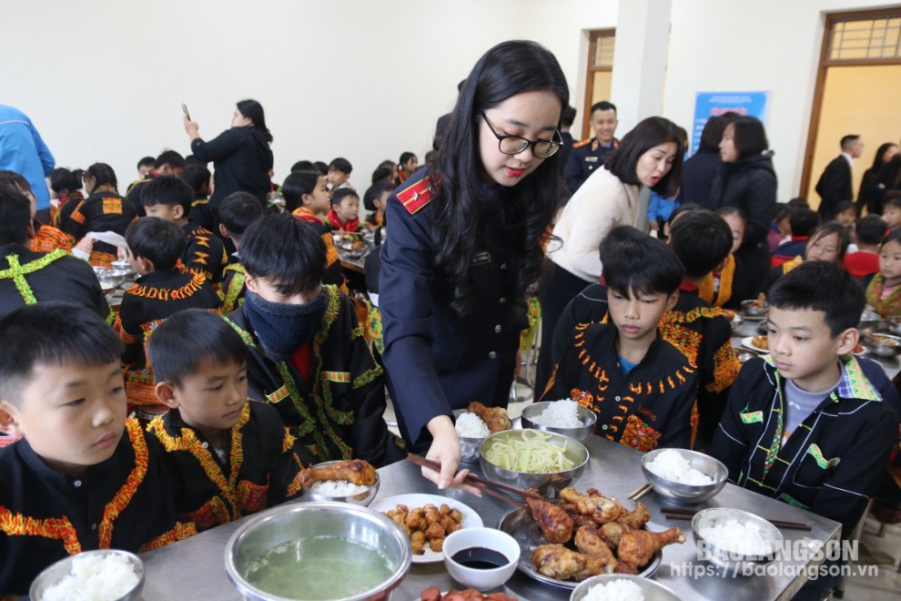 Cán bộ Viện Kiểm sát nhân dân tối cao chuẩn bị bữa ăn trưa cho các em học sinh Trường PTDTBT TH và THCS xã Mẫu Sơn