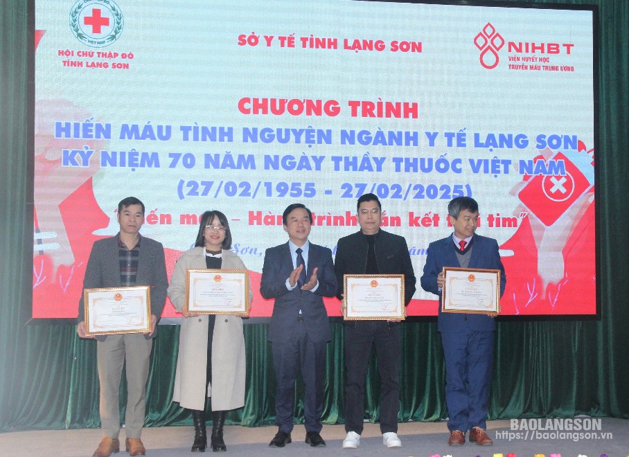 Lãnh đạo Sở Y tế tặng giấy khen cho các tập thể có thành tích trong hiến máu tình nguyện