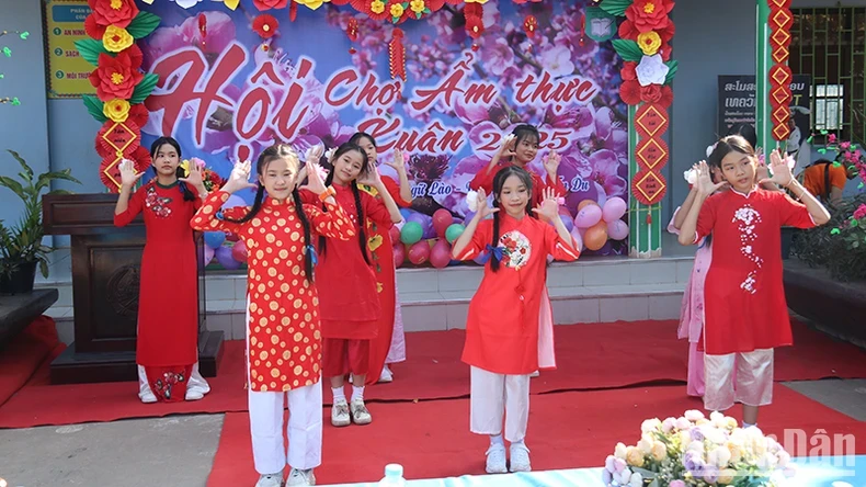 Tiết mục văn nghệ do các em học sinh Trường Song ngữ Lào-Việt Nam Nguyễn Du biểu diễn tại hội chợ. (Ảnh: Hải Tiến)