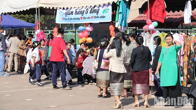 Gian hàng 0 đồng chia sẻ yêu thương của cô và trò Trường Song ngữ Lào-Việt Nam Nguyễn Du. (Ảnh: Hải Tiến)